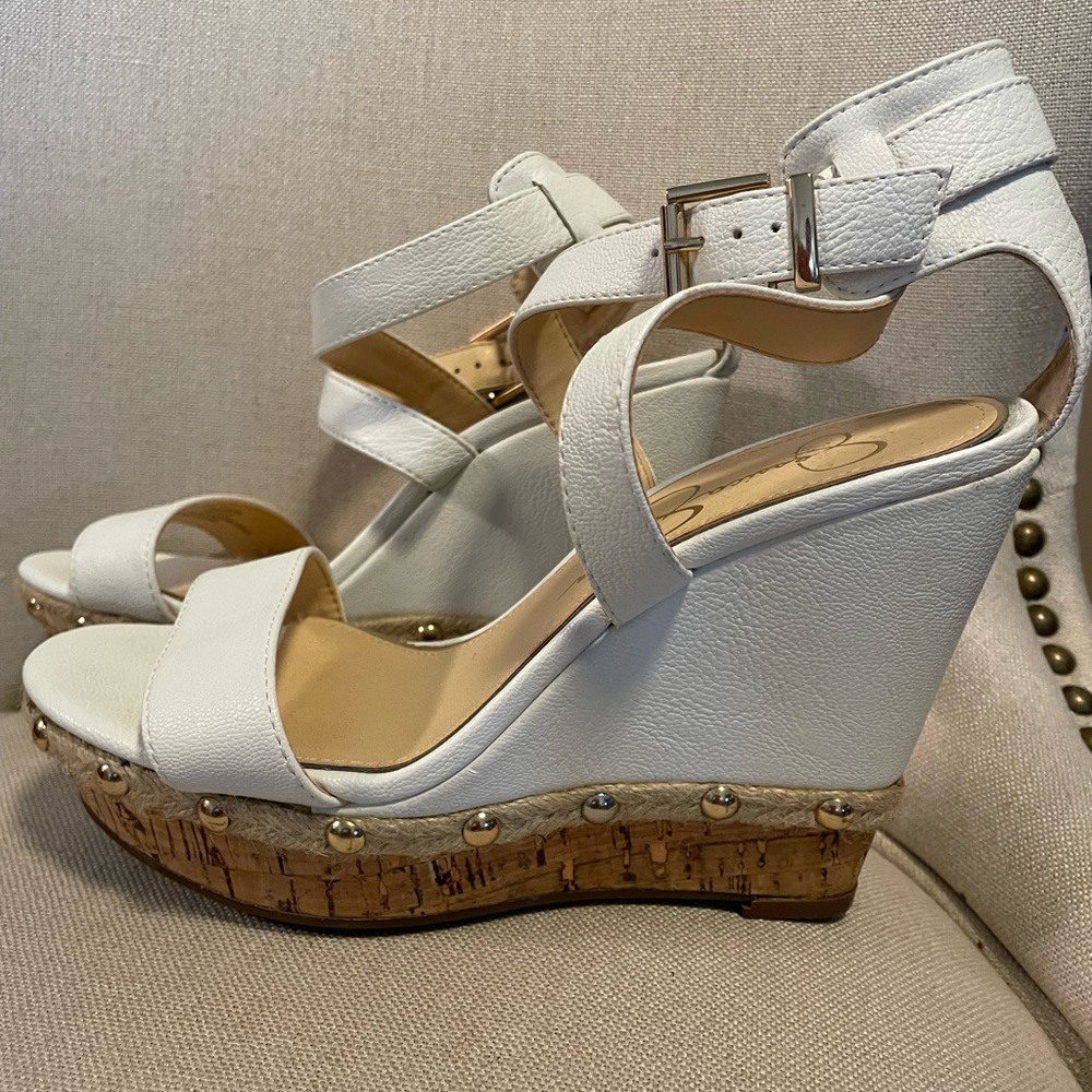 Jessica Simpson JP Jilliatah White Wedges Gold Studs 7.5M